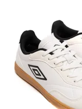 Championes urbanos Umbro Track, color blanco con detalles en negro y suela marrón.