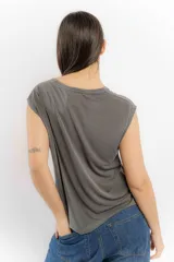 Remera color crudo con escote en V y mangas cortas.