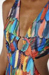 Traje de baño enterizo con estampado de plumas multicolores y abertura en el abdomen.