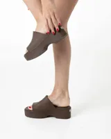 Suecos de goma color negro, con plataforma de 4,5 cm.