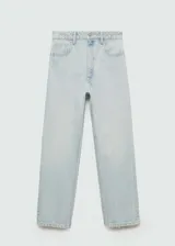 Pantalón de jean celeste, tiro alto, corte mom fit, con cinco bolsillos, cierre de cremallera y botón.