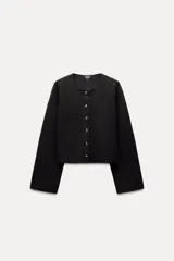 Chaqueta de punto negra con cuello redondo, manga larga y cierre frontal con botones.