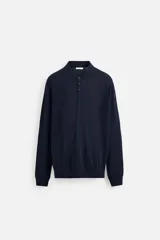 Polo de punto azul marino de corte regular fit, tejido en hilatura con mezcla de algodón y seda. Tiene cuello solapa con cierre frontal de botonadura, manga larga y acabados en rib.