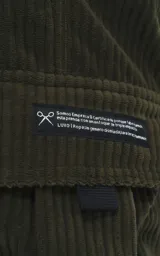 Pantalón cargo de corderoy color verde militar, corte regular y seis bolsillos.