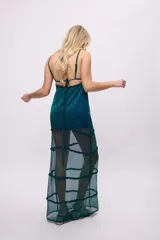 Vestido midi de chiffon color verde azulado con escote regulable con lazos y volados en los recortes.