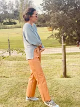 Pantalón slouchy de cuero ovino italiano color camel, corte mom fit con tiro semi alto, bolsillos laterales y tajos inferiores.