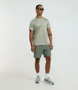 Bermuda deportiva color verde oliva, confeccionada en tejido tecnológico con toque leve y elástico. Cuenta con cintura elástica, cordón interno, bolsillos laterales y estampado reflectivo lateral.