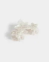 Broche para el pelo acrílico con forma de tres flores blancas con apliques de strass.