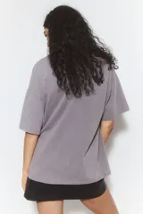 Remera gris de corte amplio con estampado del logo de la banda Soundgarden y la fecha de un concierto.