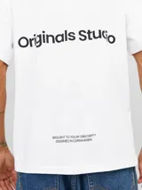 Camiseta blanca de manga corta y cuello redondo con calce relajado.