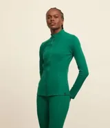 Campera deportiva color verde agua, confeccionada en microfibra, con cierre frontal, cuello alto, recortes en el frente y bolsillos laterales.