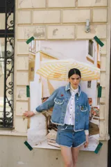 Campera de jean celeste con cuello camisero, cierre frontal con botones metálicos, bolsillos de parche en el pecho con solapa y detalle de puntilla blanca en cuello, solapas, bolsillos y ruedo.