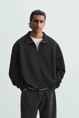 Sudadera azul marino de cuello alto con cierre frontal de cremallera, corte relaxed fit, manga larga y terminaciones en rib.