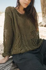 Sweater de lino azul marino, tejido a mano con diseño de patchwork de cables, silueta holgada, manga larga, cuello a la base y largo a la cadera.