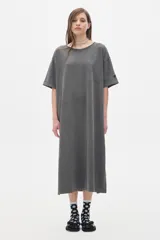 Vestido midi gris de algodón con cuello redondo amplio y manga corta caída.