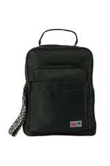 Mochila negra con asa superior y tirantes ajustables. Tiene un bolsillo frontal con cierre y otro con solapa. Incluye un llavero con estampado animal print.