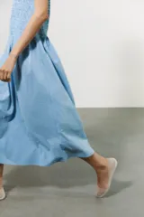 Vestido midi con estampado de cuadros vichy celestes y blancos, cuello redondo y sisa.