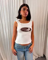 Musculosa blanca de algodón con cuello redondo y estampado marrón con la frase "no quiero trabajar... solo existir linda" y el dibujo de una mujer recostada.