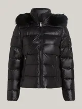Campera puffer negra de nailon con relleno de plumón, capucha fija con ribete extraíble de pelo sintético, cuello alto, cierre de cremallera, bolsillos laterales con cremallera y parche con el logo de Tommy Hilfiger en la manga.
