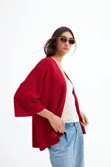 Kimono de tejido de punto calado color rojo, con mangas 3/4 amplias y corte holgado.