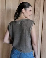 Musculosa de punto color verde claro, con cuello redondo y sisas anchas.