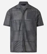 Camisa de punto gris con cuello inglés, mangas cortas, abotonadura frontal y textura geométrica.