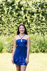Vestido corto azul eléctrico con breteles finos cruzados en el frente, abertura en la cintura y falda con volados.