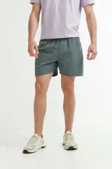 Short de baño de secado rápido color verde grisáceo, con cintura elástica y cordón ajustable.