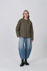 Campera acolchada negra, con diseño capitoné en rombos, cuello redondo y cierre frontal con botones a presión. Posee bolsillos delanteros amplios.