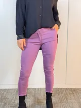 Pantalón chupín violeta de vestir, con bolsillos delanteros y traseros simulados.
