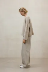 Sweater de punto grueso, color verde oliva, con cuello redondo y manga larga.