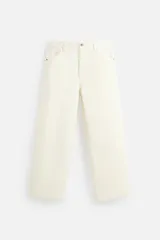 Pantalón de jean color crudo, corte amplio y tiro alto, con cinco bolsillos y cierre frontal con botones.
