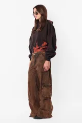 Buzo de frisa negro con proceso artesanal de teñido rosa en mangas y ruedo, tipo hoodie, silueta boxy, puños y cintura de rib, capucha forrada en su interior y bolsillo canguro.