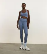 Top deportivo celeste con escote nadador en la espalda y fruncido delantero.