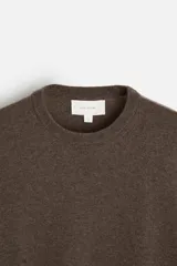Jersey de hombre color beige, de cashmere, corte regular, cuello redondo y manga larga.