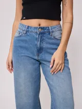 Pantalón de jean azul de pierna ancha.