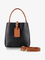 Cartera estructurada de diseño versátil, color negro con detalles en marrón claro. Cuenta con un asa de mano y correa regulable y desmontable para llevar al hombro o cruzada.