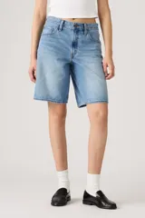 Short de jean celeste de corte amplio, estilo bermuda, con tiro alto y ruedo desflecado.