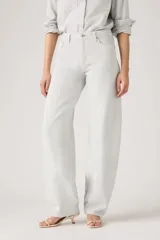 Pantalón de jean celeste claro, de corte amplio y tiro alto.