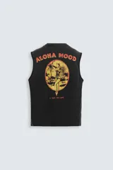 Musculosa negra con estampado en el pecho con la frase "Aloha Mood, a way of life" en color coral.