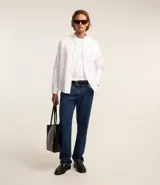 Camisa blanca de algodón, manga larga con botonadura frontal y cuello camisero.
