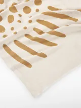 Chal de lino europeo y modal responsable color crudo, con estampado de lunares y trazos en color ocre.