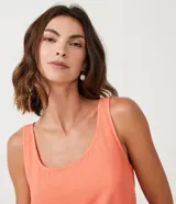 Musculosa de viscosa color salmón con tirantes anchos y escote cuadrado.