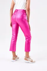 Pantalón de denim color fucsia con acabado brillante, corte flare y largo cropped.