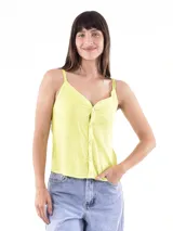 Musculosa de tirantes color lima con botones frontales.