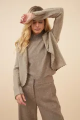 Chaqueta de lana fina sin teñir, color marrón claro, de corte recto con cuello solapa y mangas 3/4.