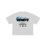Remera blanca de algodón con corte oversize y estampado en la espalda con el logo "Venefo" y texto en color celeste.