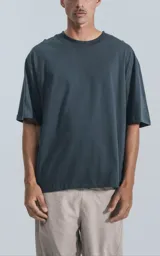 Remera corta color gris oscuro, de corte amplio y hombros caídos.