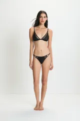 Colaless de encaje negro con tiras finas y detalle de transparencia.