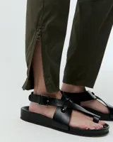 Pantalón negro de corte recto, con cintura elástica, bolsillos laterales con cierre y cierres en los tobillos. Confeccionado en tela italiana con elastano.